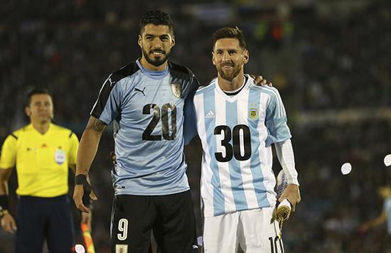 卡卡：对世界杯最美好的回忆是触碰奖杯；很期待新的赛制