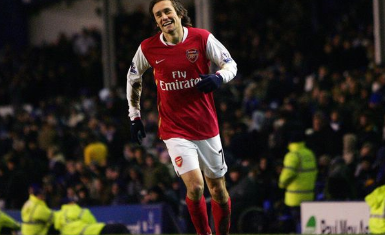 记者：道格拉斯-路易斯不愿加盟费内巴切，更愿意重返英超