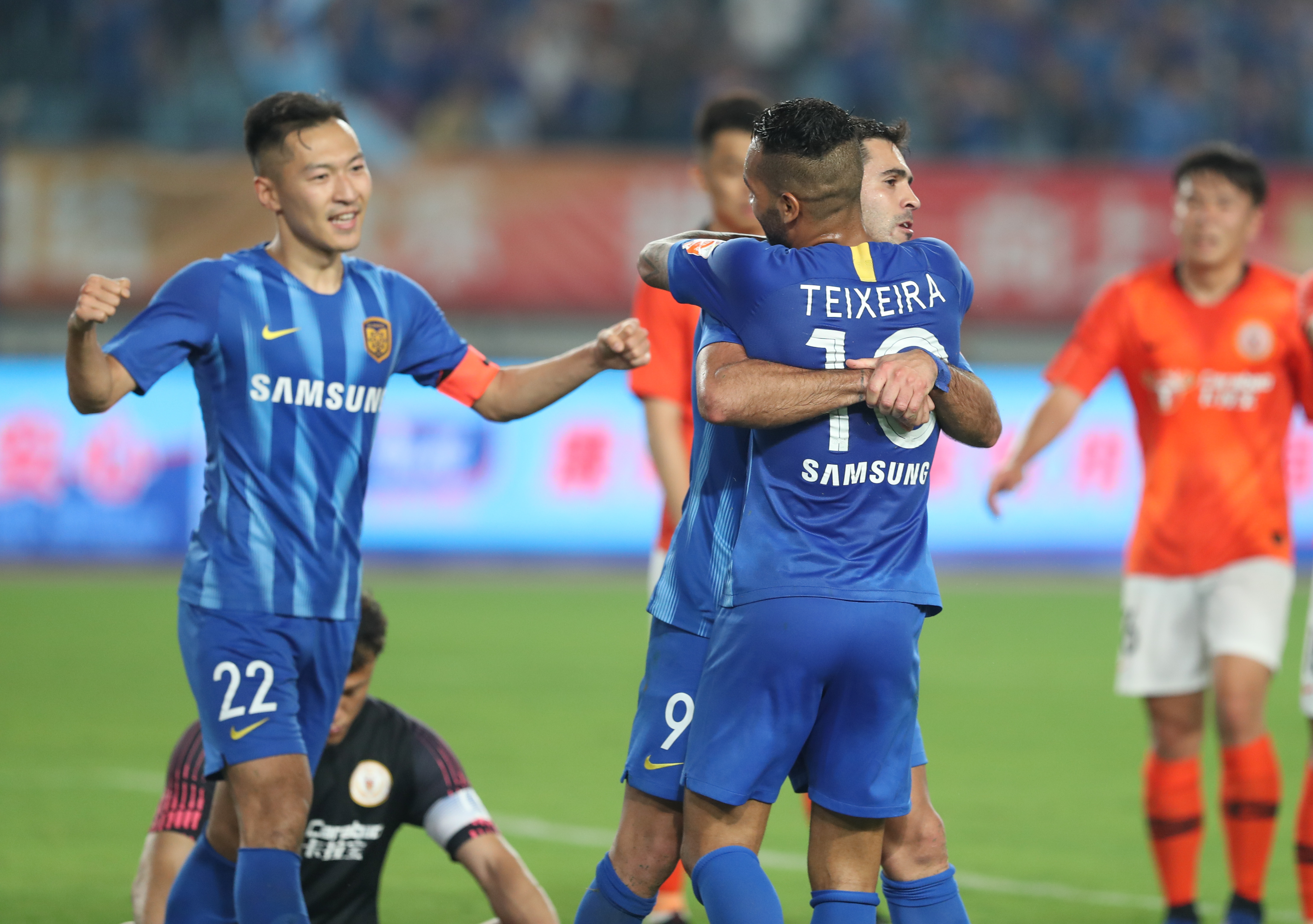 斯洛特执教利物浦遭遇挑战，进攻防守问题突出，萨拉赫争议，压力倍增。